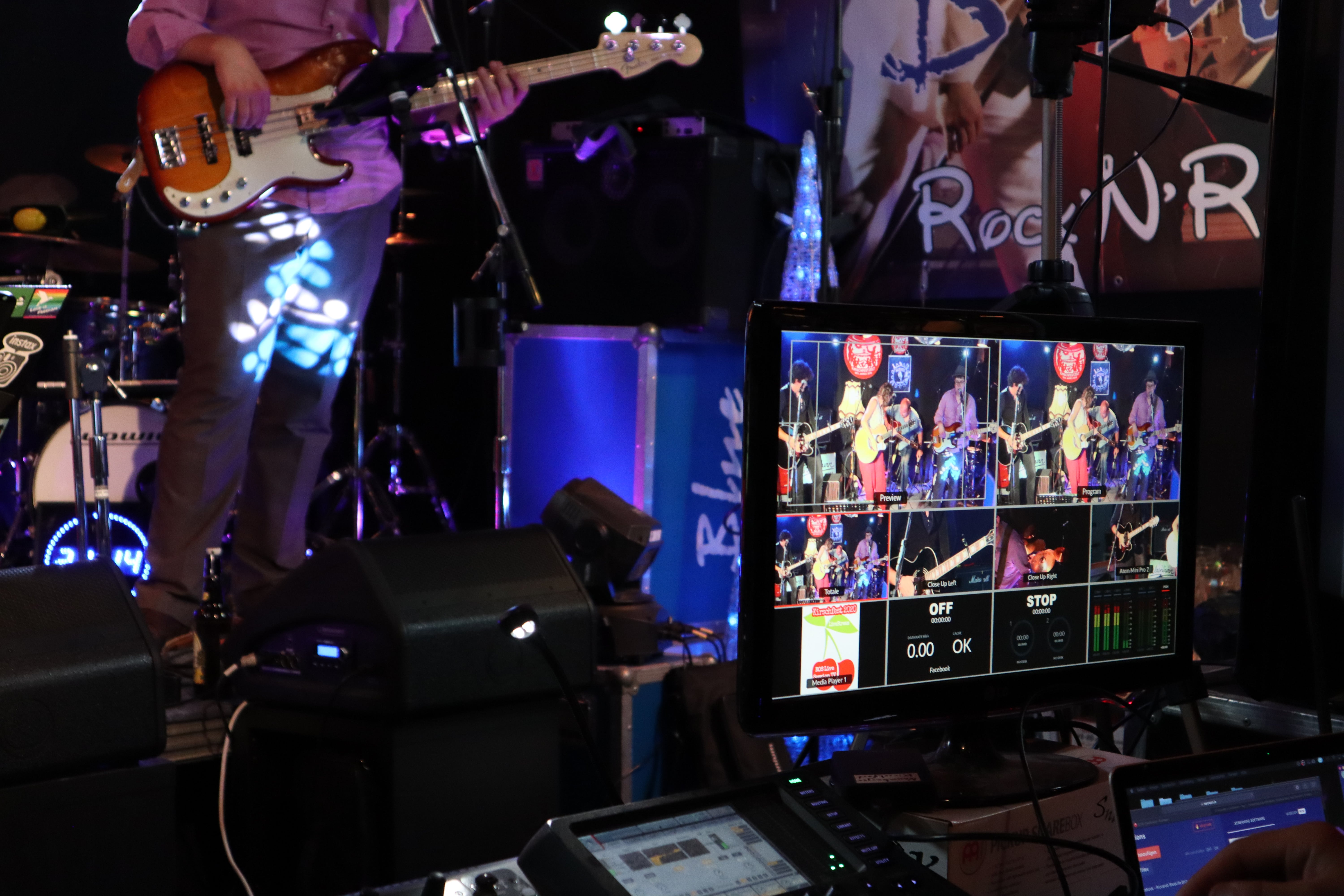 Auf dem Bild ist ein Monitor mit verschiedenen Ansichten der Band zu sehen.